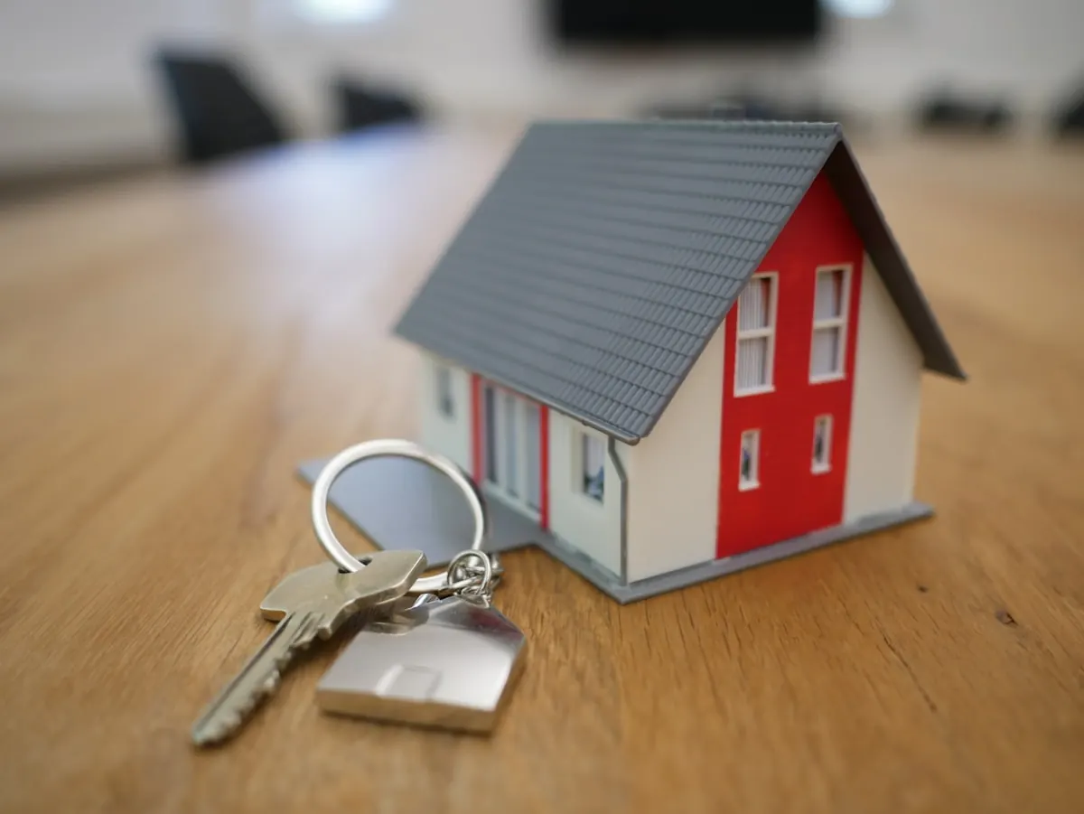 Llavero con casita sobre una mesa, al terminar un contrato de alquiler