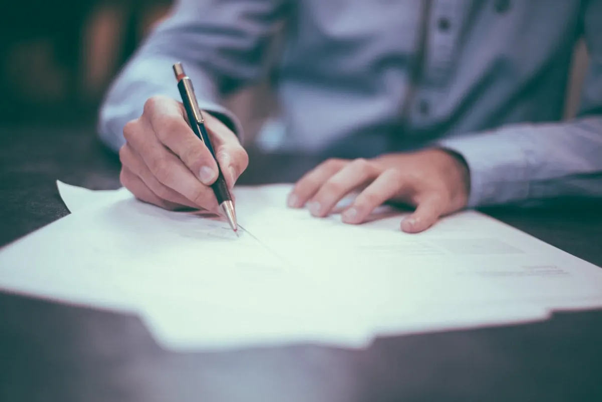 Firma de un contrato de alquiler sin garante propietario